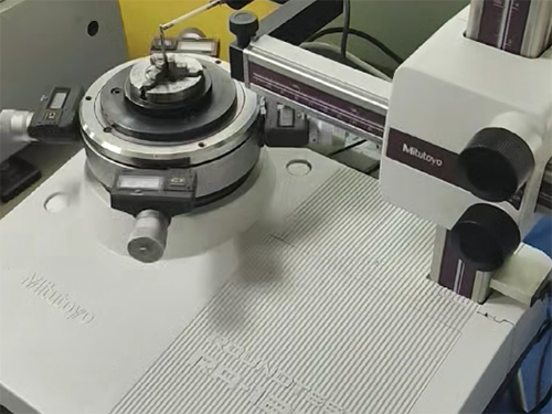 三丰圆度仪给客户测样
